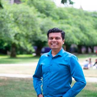 A professional headshot of online UW MSIM faculty member, Chirag Shah